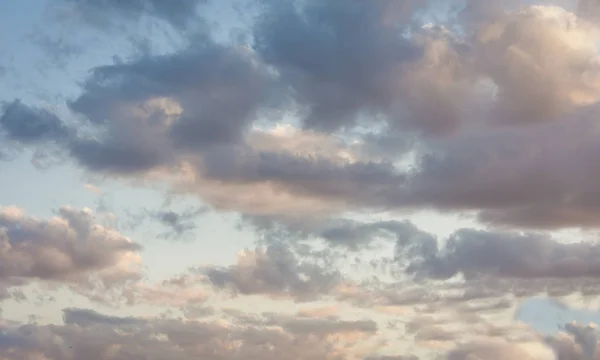 Bello sfondo naturale cielo blu con nuvole nella giornata di sole b — Foto Stock