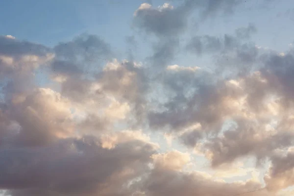 Bello sfondo naturale cielo blu con nuvole nella giornata di sole b — Foto Stock