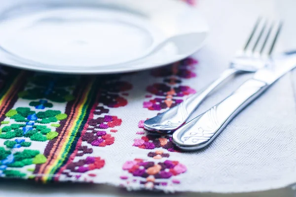Tafelschikking voor het diner: een witte plaat, een vork, een mes op een wo — Stockfoto