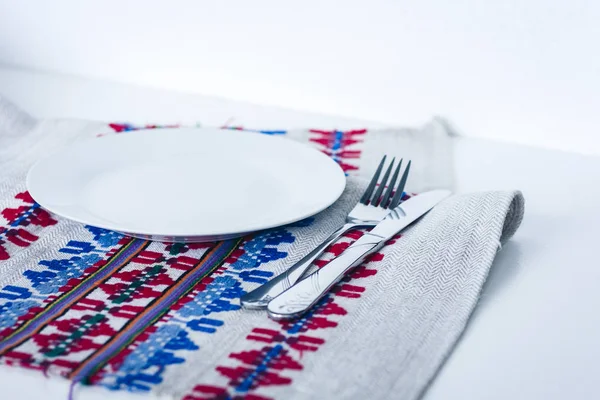 Tafelschikking voor het diner: een witte plaat, een vork, een mes op een wo — Stockfoto