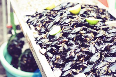 C balık pazarında taze deniz ürünleri midyeleri satılıyor.