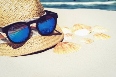 Eski yaz hasır hasır hasır hasır plaj şapkası ve San Nehri 'nde güneş gözlüğü