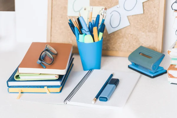 Apilamientos de cuadernos, pila de libros educación volver a la escuela backgro — Foto de Stock