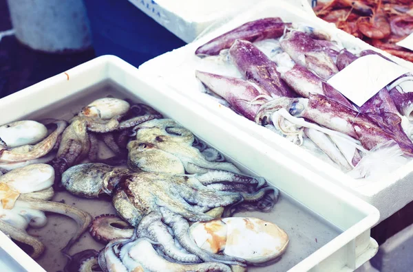 Čerstvé mořské plody na prodej na rybím trhu Pescheria of Catania, — Stock fotografie