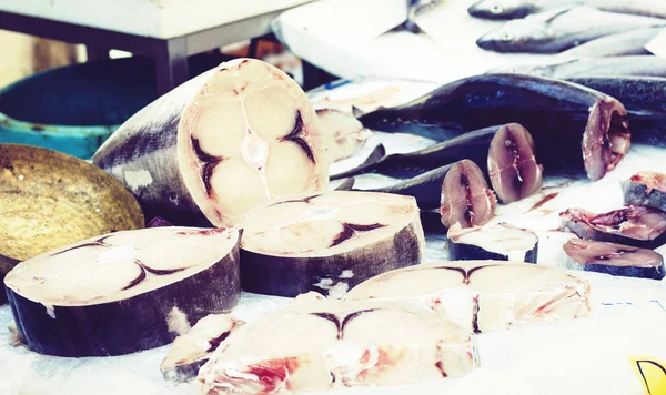 Pescado fresco en venta en el mercado de pescado Pescheria de Catania, Sic —  Fotos de Stock