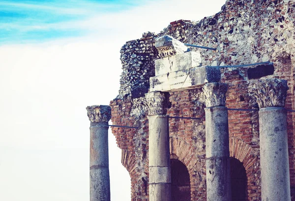 意大利西西里陶尔米纳圆形剧场废墟的碎片化? — 图库照片