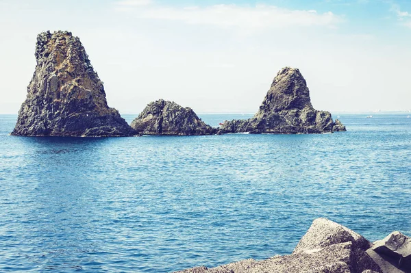 Acitrezza rocas del Cíclope, pilas de mar en Catania, Sicilia, I — Foto de Stock