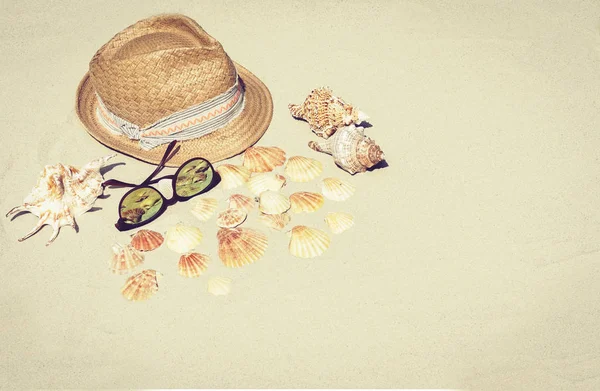 Vintage été en osier paille chapeau de plage et lunettes de soleil sur le san — Photo