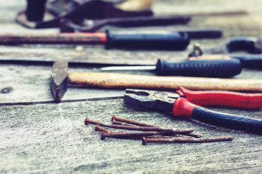 Klasik el yapımı aletler. Çekiçler ve çiviler.