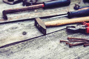 Klasik el yapımı aletler. Çekiçler ve çiviler.