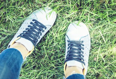 Spor ayakkabılı genç kadın bacakları, mavi süet ayakkabılar, ayakta