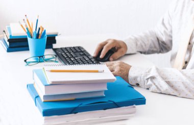 Beyaz gömlekli ve sarı kravatlı orta yaşlı bir adam. 