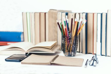 Kitap arkaplan, açık kitap, akıllı telefon, gözlük ve kalem hol