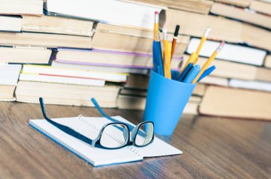 Eski kitap, kalem ve kalemler kutuda, defteri aç ve...