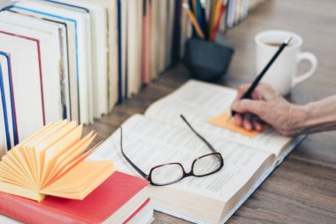 Kitap yığını eğitim geçmişi, kadın eli notlar nea