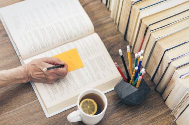 Kitap yığını eğitim geçmişi, kadın eli notlar nea