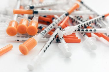 Diyabet için insülin için tıbbi şırınga yığını .
