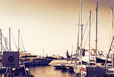 Gün batımında Catania Liman İdaresi, yelkenli tekneli deniz manzarası, 