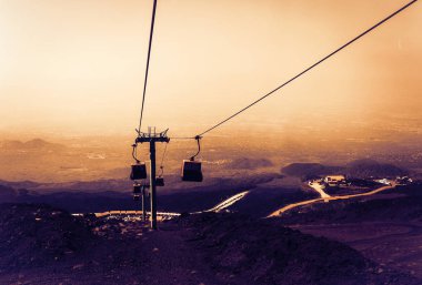 Asansörler turistleri gün doğumunda Etna Dağı, Catania, Sicil 'e götürüyor.