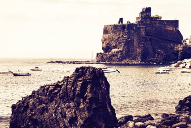 Acicastello Günbatımında Acitrezza 'daki antik Norman şatosu, Ca