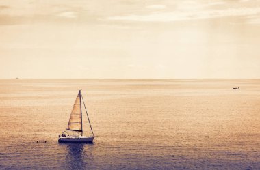 Yelkenli günbatımı manzaralı, Taormina, Sicilya 'dan motorlu tekne,