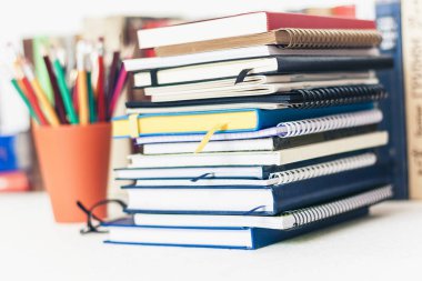 Defter yığınları, kitap yığınları, eğitim, okula geri dönüş.
