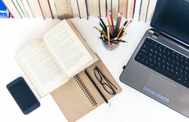 Ders kitabını aç, defter, akıllı telefon, dizüstü bilgisayar, bir yığın b