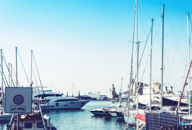 Catania Liman İdaresi, Sicilya 'da yelkenli tekneli deniz manzarası.