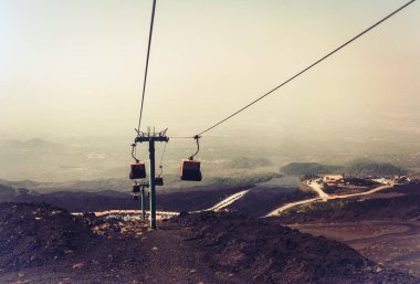 Asansörler turistleri gün doğumunda Etna Dağı, Catania, Sicil 'e götürüyor.