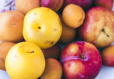 Taze meyve erikleri, şeftaliler, kayısılar arka plan, üst yaşam