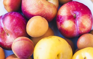 Taze meyve erikleri, şeftaliler, kayısılar arka plan, üst yaşam