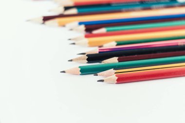 Beyaz masadaki renkli kalemler, okul eğitimine geri dönüş.