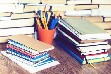 Defter yığınları, kitap yığınları, eğitim, okula geri dönüş.