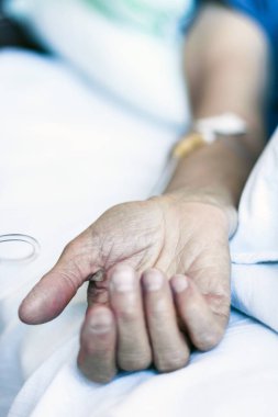 Durumu ciddi olan hastaya ilaç verilir.