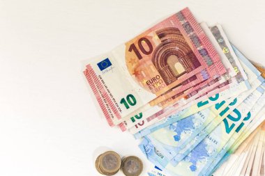 Para kapat Avro banknotları ve para beyaz arka planda.