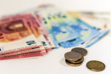 Para kapat Avro banknotları ve para beyaz arka planda.
