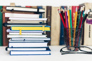 Defter yığınları, kitap yığınları, eğitim, okula geri dönüş.