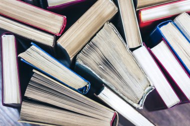 Eski kitap eğitimi konsepti yığını, bir sürü kitap yığını.