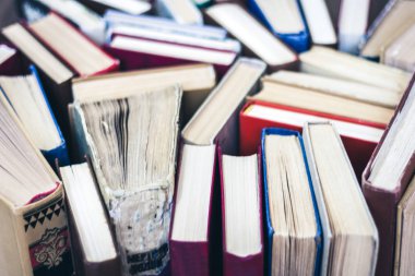 Eski kitap eğitimi konsepti yığını, bir sürü kitap yığını.