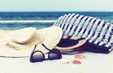 Eski yaz hasır hasır hasır plaj çantası, şapka ve güneş gözlüğü