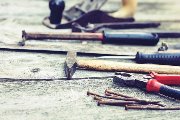 Conjunto de herramientas de construcción de mano vintage martillos con clavos en una w — Foto de Stock