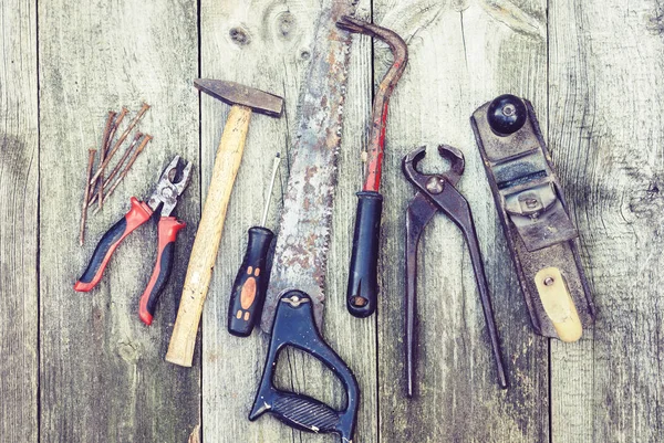 Conjunto de herramientas de construcción de mano vintage martillos con clavos en una w — Foto de Stock