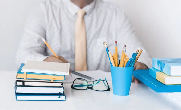 Hombre de camisa blanca y corbata amarilla haciendo notas en estilo moderno — Foto de Stock