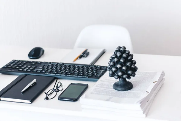 Local de trabalho moderno: mesa branca e cadeira, computador portátil teclado — Fotografia de Stock