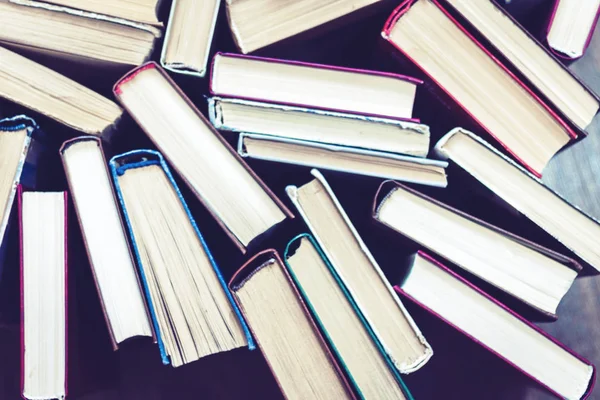 Ahşap zemindeki eski kitap yığını - eğitim konsepti geçmişi