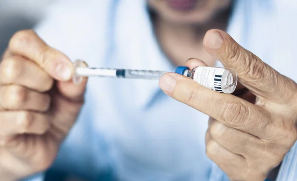 Куча медицинских шприцов и бутылка инсулина для диабета в ж — стоковое фото