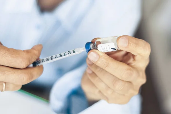 Högen med medicinska sprutor och flaska insulin för diabetes in — Stockfoto