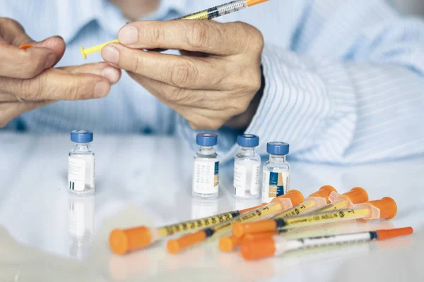 Montón de jeringas médicas y frasco de insulina para la diabetes en w — Foto de Stock