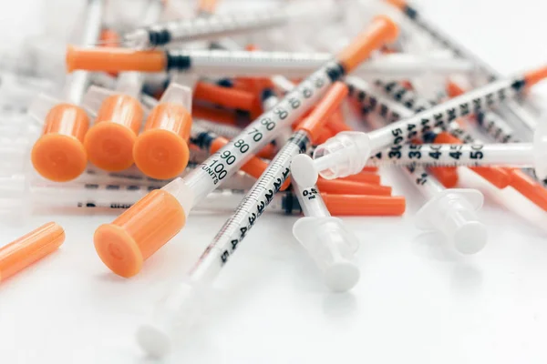 Montón de jeringas médicas para insulina para la diabetes  . — Foto de Stock