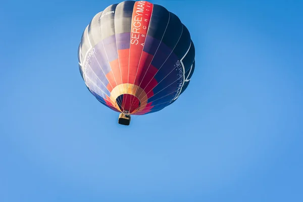 Kiev, Ucraina, Cipro 19 agosto 2019: mongolfiera vola nel cielo ov — Foto Stock